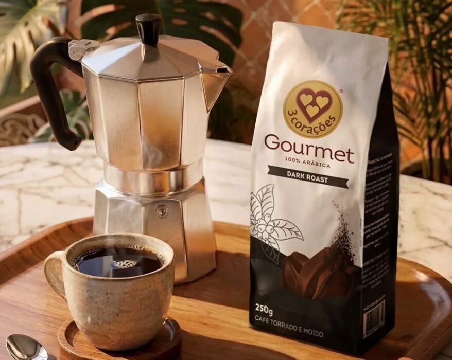 Cafe 3 Coracoes gourmet Dark Rost sendo servido