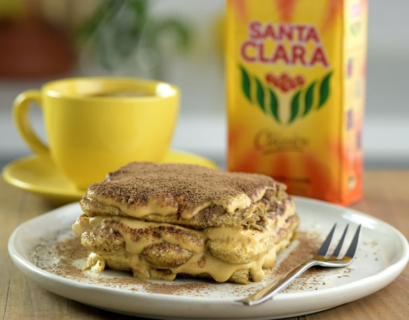 Tiramisu de doce de leite sendo servido no prato