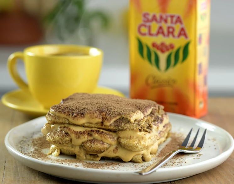Tiramisu de doce de leite sendo servido no prato