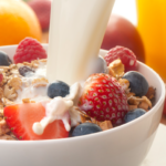 Frutas e granolas na tigela