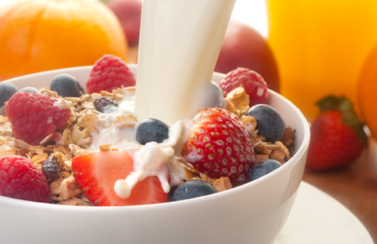 Frutas e granolas na tigela