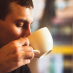 Homem tomando xicara de cafe