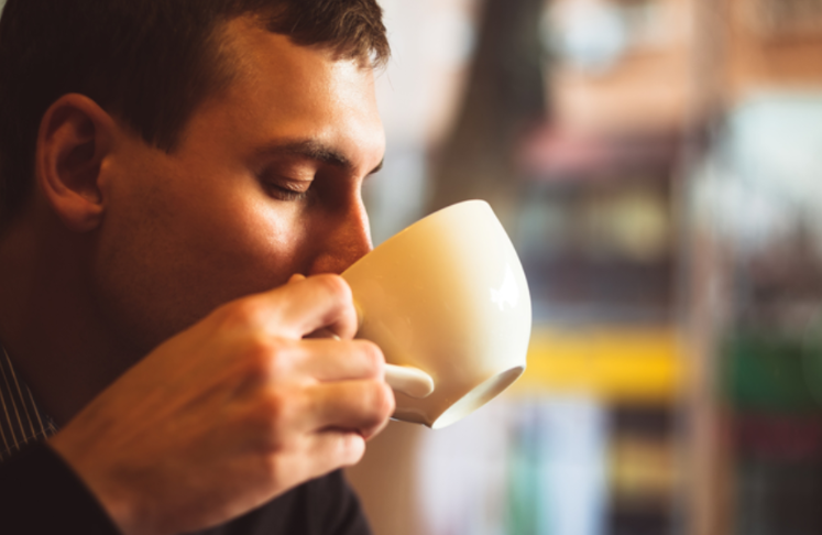 Homem tomando xicara de cafe