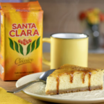 Cheesecake de Cafe Santa Clara sendo servido em um prato