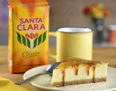 Cheesecake de Cafe Santa Clara sendo servido em um prato