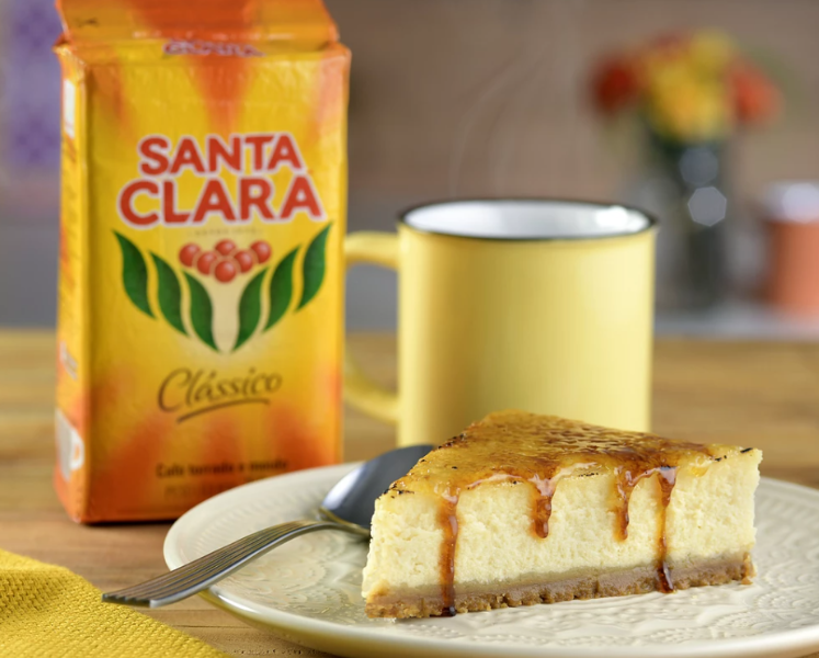 Cheesecake de Cafe Santa Clara sendo servido em um prato